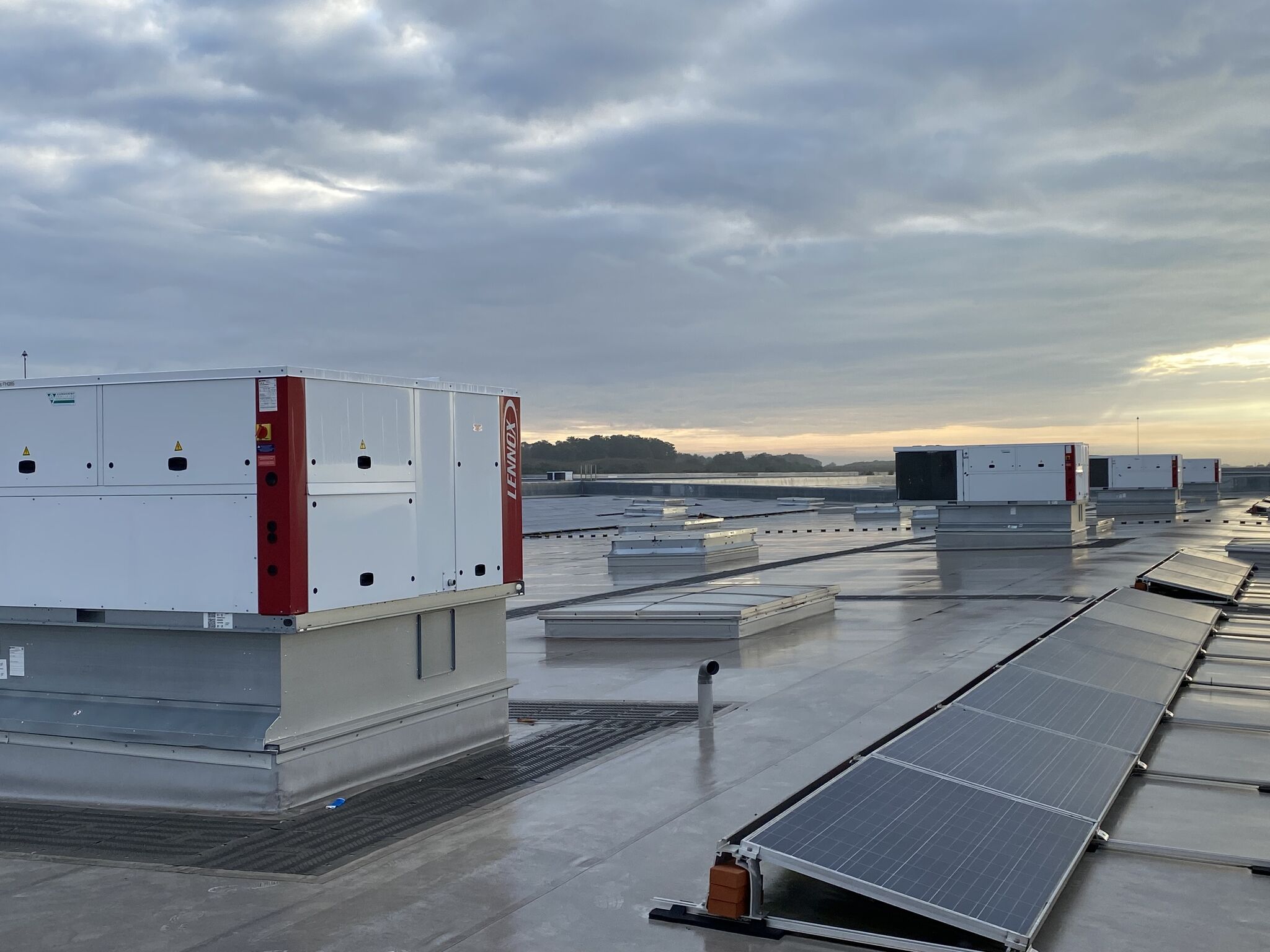 Carbon-Reducing Rooftop Retrofit for Logistics Site | Redge R32 HVAC Upgrade